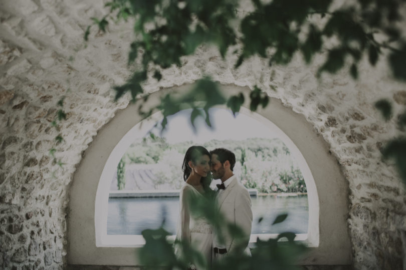 Un mariage champêtre en vert et blanc aux Domaines de Patras en Provence - A découvrir sur le blog mariage www.lamarieeauxpiedsnus.com - Photos : Lorenzo Accardi