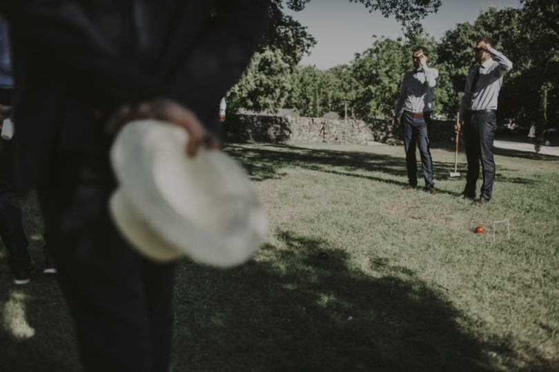 Un mariage champêtre en vert et blanc aux Domaines de Patras en Provence - A découvrir sur le blog mariage www.lamarieeauxpiedsnus.com - Photos : Lorenzo Accardi