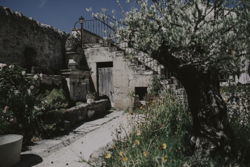 Un mariage champêtre en vert et blanc aux Domaines de Patras en Provence - A découvrir sur le blog mariage www.lamarieeauxpiedsnus.com - Photos : Lorenzo Accardi