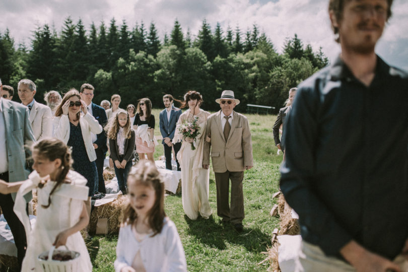 Un mariage simple, champêtre et fait maison en Auvergne à découvrir sur le blog mariage www.lamarieeauxpiedsnus.com - Photos : David Latour