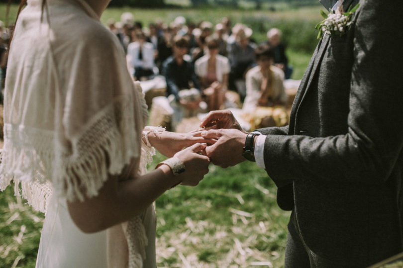 Un mariage simple, champêtre et fait maison en Auvergne à découvrir sur le blog mariage www.lamarieeauxpiedsnus.com - Photos : David Latour