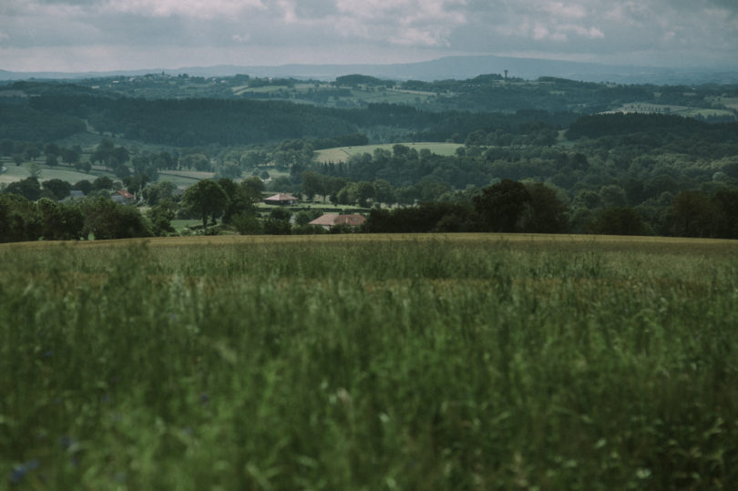 Un mariage simple, champêtre et fait maison en Auvergne à découvrir sur le blog mariage www.lamarieeauxpiedsnus.com - Photos : David Latour