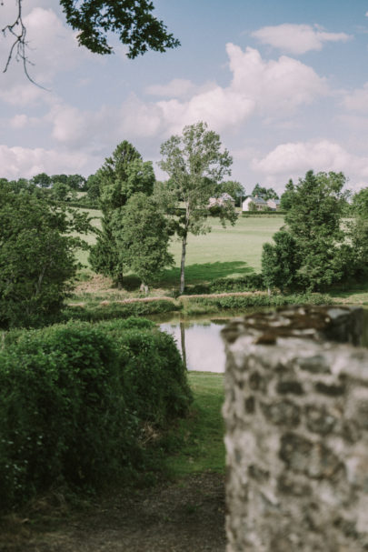 Un mariage simple, champêtre et fait maison en Auvergne à découvrir sur le blog mariage www.lamarieeauxpiedsnus.com - Photos : David Latour