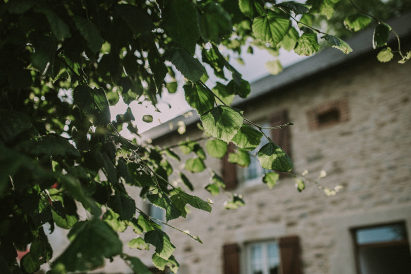 Un mariage simple, champêtre et fait maison en Auvergne à découvrir sur le blog mariage www.lamarieeauxpiedsnus.com - Photos : David Latour