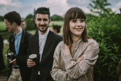 Un mariage simple, champêtre et fait maison en Auvergne à découvrir sur le blog mariage www.lamarieeauxpiedsnus.com - Photos : David Latour