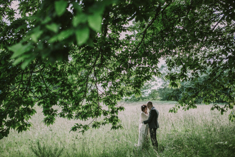 Un mariage simple, champêtre et fait maison en Auvergne à découvrir sur le blog mariage www.lamarieeauxpiedsnus.com - Photos : David Latour