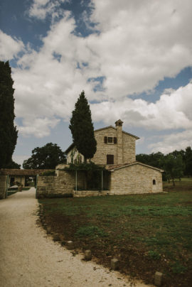 Un mariage simple et champêtre en Croatie - A découvrir sur le blog mariage www.lamarieeauxpiedsnus.com - Photos : Marko Marinkovic