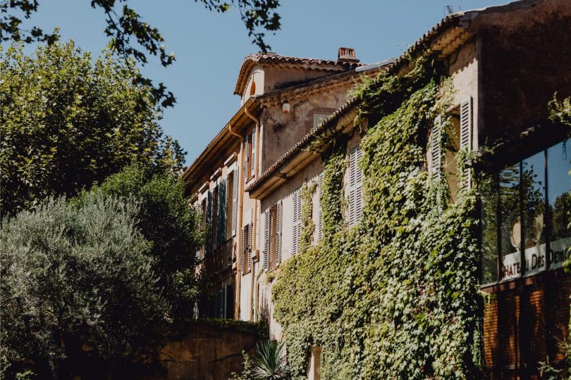 Un mariage au Château des Demoiselles dans le Var - Photos : Lora Barra - Blog mariage : La mariée aux pieds nus