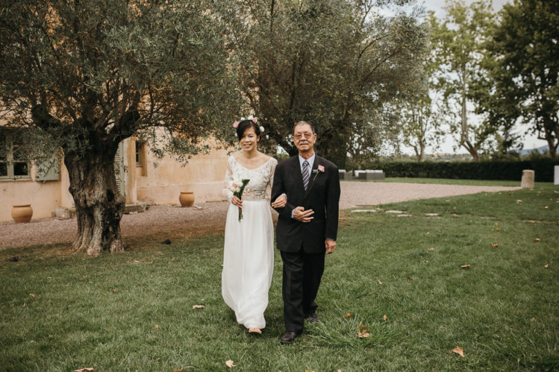 Un mariage en petit comité au Château des Demoiselles - A découvrir sur le blog mariage www.lamarieeauxpiedsnus.com - Photos : Sébastien Boudot