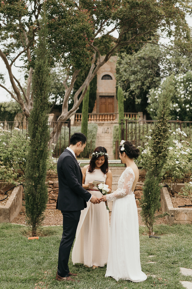 Un mariage en petit comité au Château des Demoiselles - A découvrir sur le blog mariage www.lamarieeauxpiedsnus.com - Photos : Sébastien Boudot