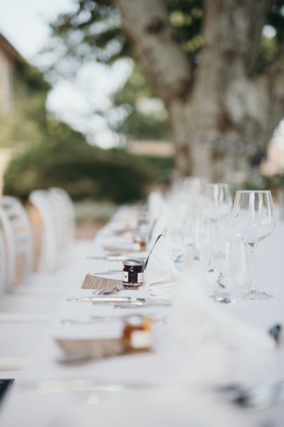 Un mariage en petit comité au Château des Demoiselles - A découvrir sur le blog mariage www.lamarieeauxpiedsnus.com - Photos : Sébastien Boudot