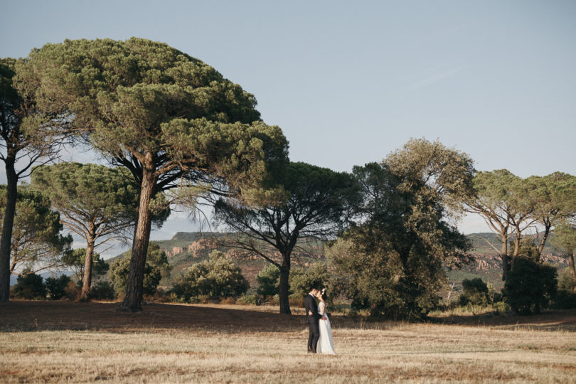 Un mariage en petit comité au Château des Demoiselles - A découvrir sur le blog mariage www.lamarieeauxpiedsnus.com - Photos : Sébastien Boudot