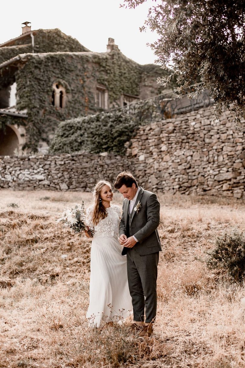 Un mariage au Chateau Bas d'Aumelas près de Montpellier dans l'Hérault - Photos : Rock n' Brides - Blog mariage : La mariée aux pieds nus