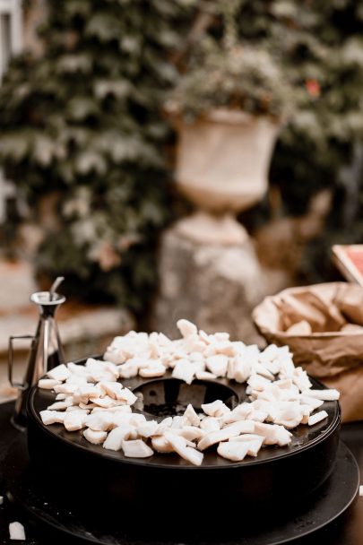 Un mariage au Chateau Bas d'Aumelas près de Montpellier dans l'Hérault - Photos : Rock n' Brides - Blog mariage : La mariée aux pieds nus