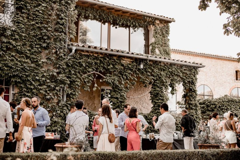 Un mariage au Chateau Bas d'Aumelas près de Montpellier dans l'Hérault - Photos : Rock n' Brides - Blog mariage : La mariée aux pieds nus