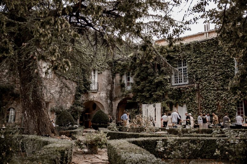 Un mariage au Chateau Bas d'Aumelas près de Montpellier dans l'Hérault - Photos : Rock n' Brides - Blog mariage : La mariée aux pieds nus