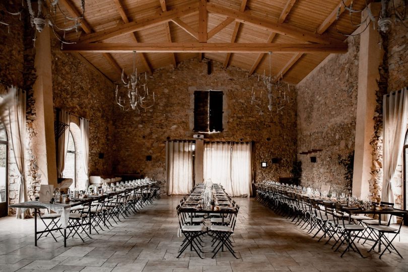 Un mariage au Chateau Bas d'Aumelas près de Montpellier dans l'Hérault - Photos : Rock n' Brides - Blog mariage : La mariée aux pieds nus