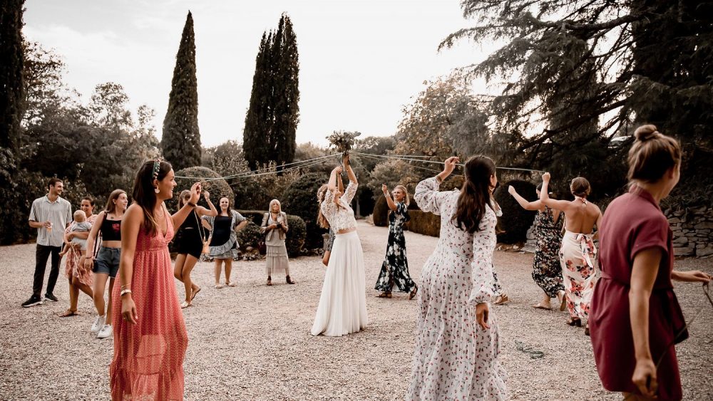 Un mariage au Chateau Bas d'Aumelas près de Montpellier dans l'Hérault - Photos : Rock n' Brides - Blog mariage : La mariée aux pieds nus