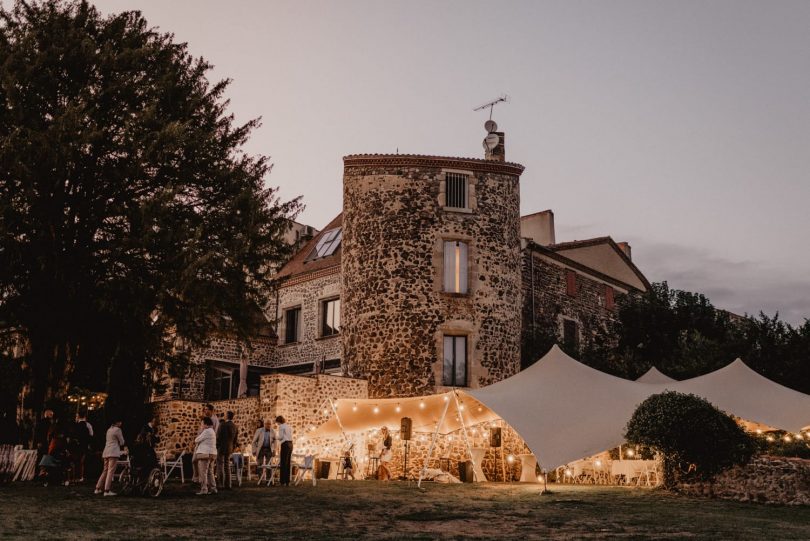Un mariage champêtre au Château de Bois Rigaud en Auvergne - Photos : Clarisse et Johann - Blog mariage : La mariée aux pieds nus