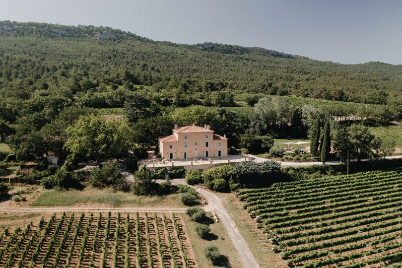 Un mariage au Château de Grand Boise en Provence - Photos : Alchemia - Blog mariage : La mariée aux pieds nus