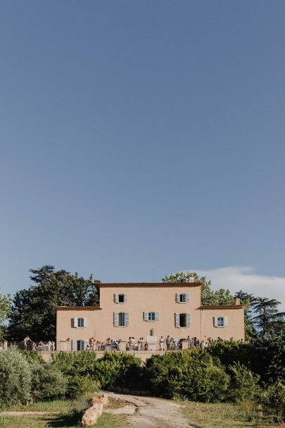 Un mariage au Château de Grand Boise en Provence - Photos : Alchemia - Blog mariage : La mariée aux pieds nus