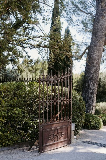 Un mariage Château la Tour Vaucros en Provence - Photos : Neupap Photography - Blog mariage : La mariée aux pieds nus