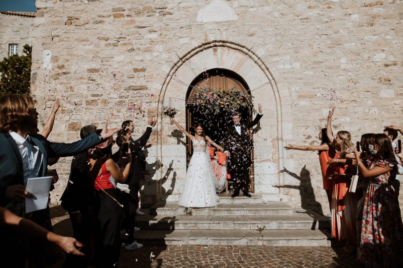 Un mariage coloré au Château des Costes dans le Var - Photos : Soulpics - Blog mariage : La mariée aux pieds nus