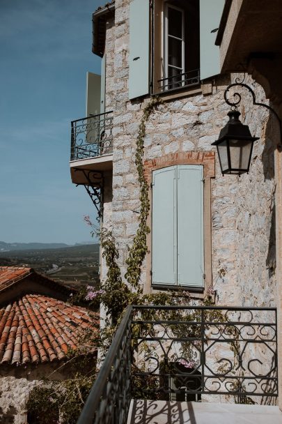 Un mariage coloré au Château des Costes dans le Var - Photos : Soulpics - Blog mariage : La mariée aux pieds nus