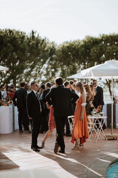 Un mariage coloré au Château des Costes dans le Var - Photos : Soulpics - Blog mariage : La mariée aux pieds nus