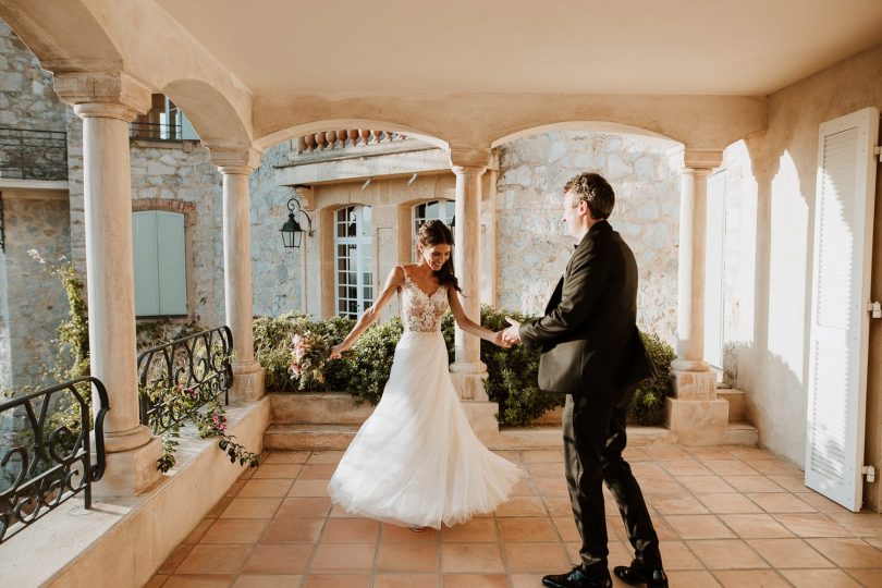 Un mariage coloré au Château des Costes dans le Var - Photos : Soulpics - Blog mariage : La mariée aux pieds nus