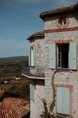 Un mariage coloré au Château des Costes dans le Var - Photos : Soulpics - Blog mariage : La mariée aux pieds nus