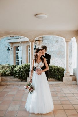 Un mariage coloré au Château des Costes dans le Var - Photos : Soulpics - Blog mariage : La mariée aux pieds nus