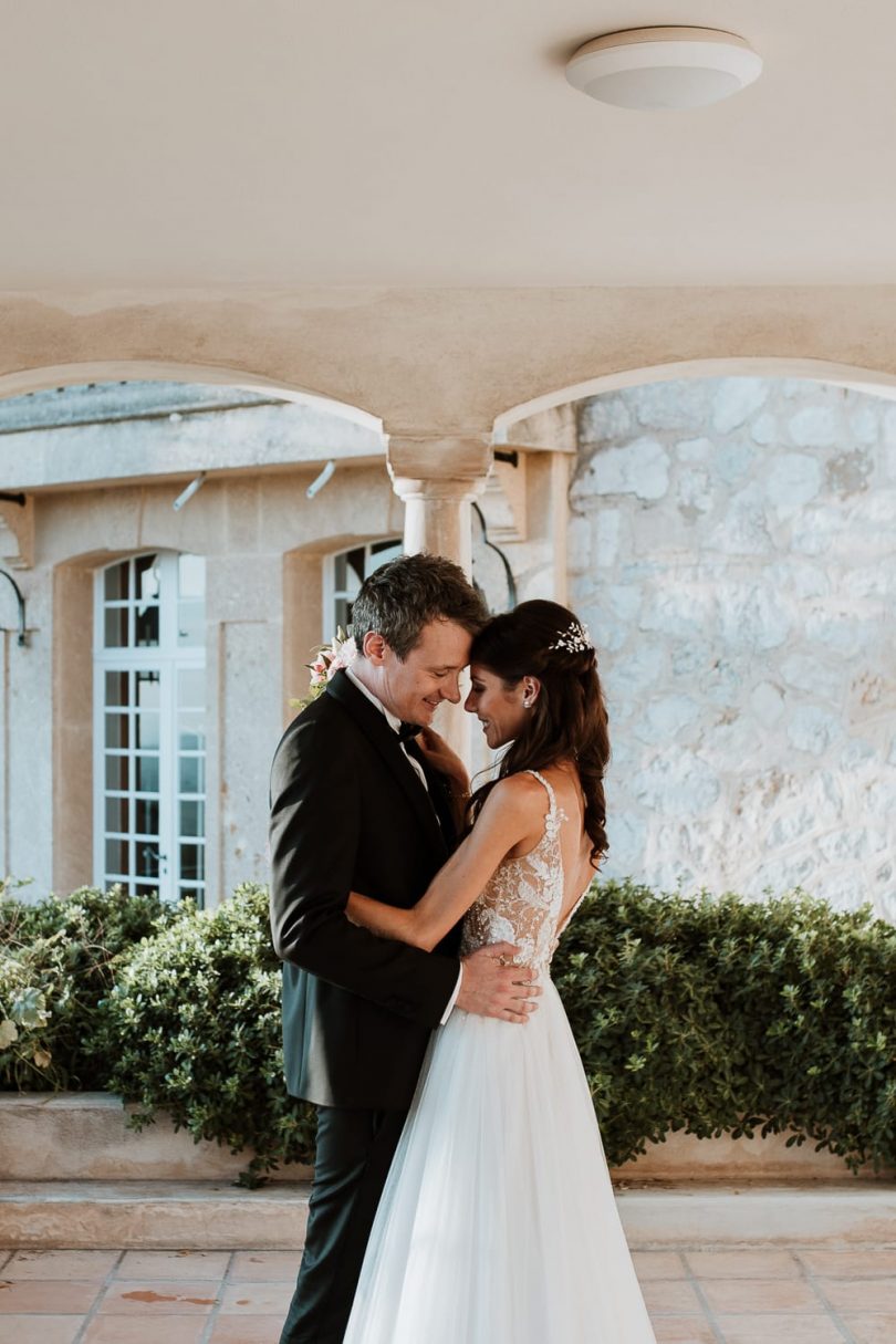 Un mariage coloré au Château des Costes dans le Var - Photos : Soulpics - Blog mariage : La mariée aux pieds nus