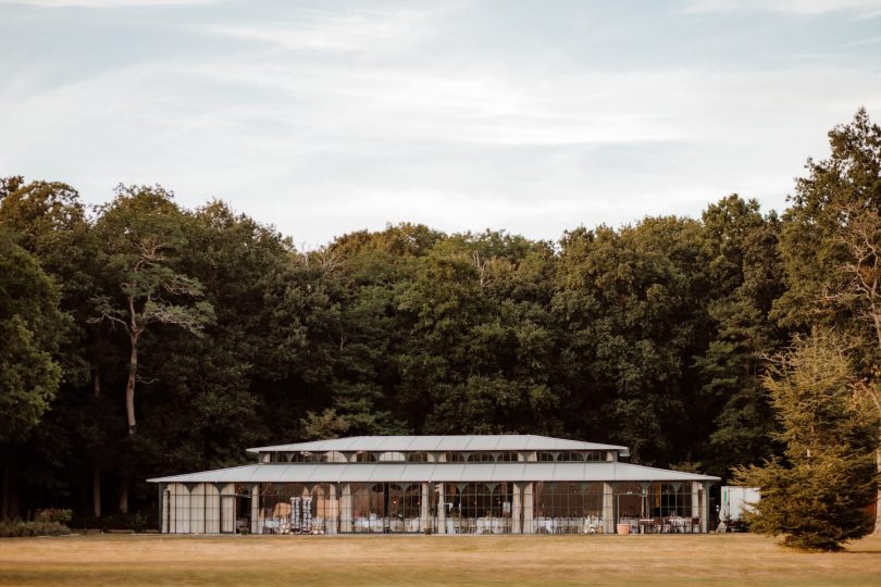 Un mariage coloré au Château de Tilly près de Paris - Photos : Moonrise Photography - Blog mariage : La mariée aux pieds nus