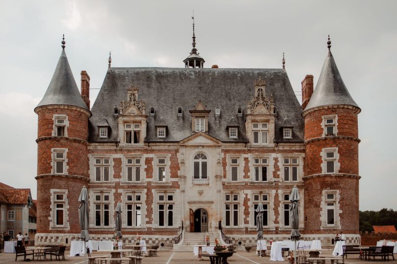 Un mariage coloré au Château de Tilly près de Paris - Photos : Moonrise Photography - Blog mariage : La mariée aux pieds nus