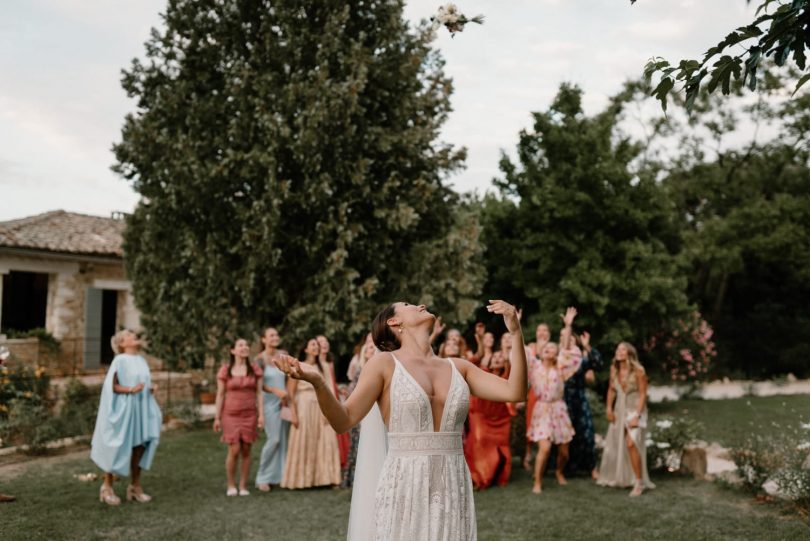 Un mariage coloré au Domaine de Valbonne dans le Gard - Photos : Clarisse et Johan - Blog mariage : La mariée aux pieds nus