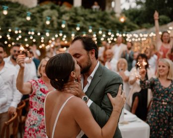 Un mariage coloré au Domaine de Valbonne dans le Gard - Photos : Clarisse et Johan - Blog mariage : La mariée aux pieds nus