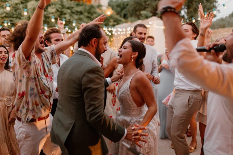 Un mariage coloré au Domaine de Valbonne dans le Gard - Photos : Clarisse et Johan - Blog mariage : La mariée aux pieds nus