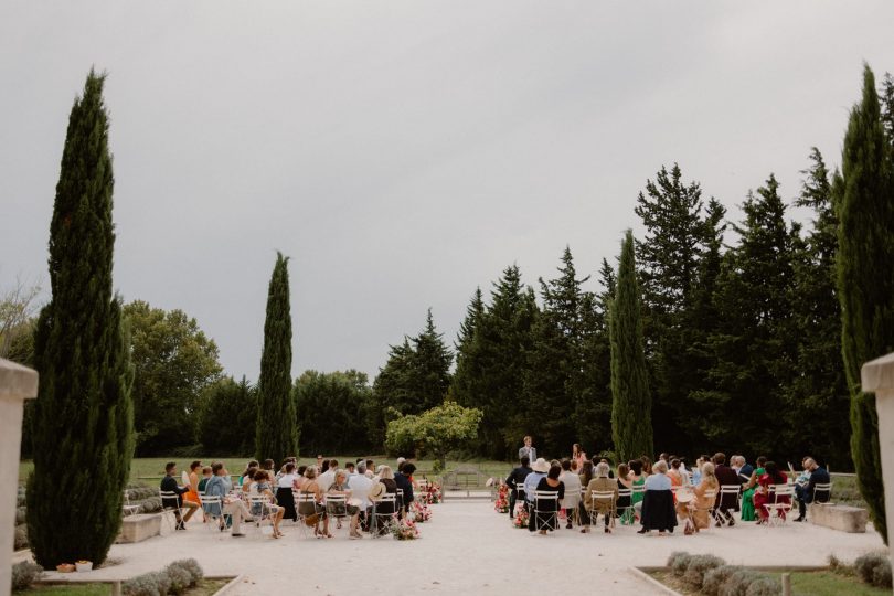 Un mariage coloré au Mas d'Arvieux en Provence - Photos : Juli Etta Photography - Blog mariage : La mariée aux pieds nus