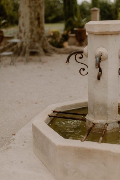 Un mariage coloré au Mas d'Arvieux en Provence - Photos : Juli Etta Photography - Blog mariage : La mariée aux pieds nus