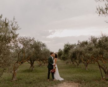 Un mariage coloré au Mas d'Arvieux en Provence - Photos : Juli Etta Photography - Blog mariage : La mariée aux pieds nus