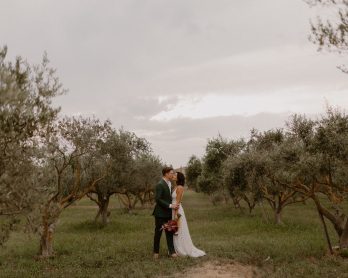 Un mariage coloré au Mas d'Arvieux en Provence - Photos : Juli Etta Photography - Blog mariage : La mariée aux pieds nus