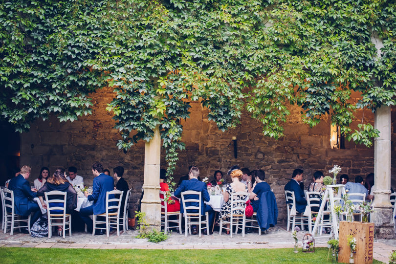 Un mariage coloré à l'Abbaye de Camon - Toulouse - A découvrir sur le blog mariage www.lamarieeauxepidsnus.com - Photos : Floriane Caux