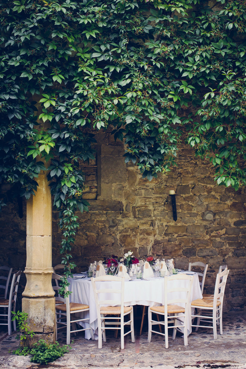 Un mariage coloré à l'Abbaye de Camon - Toulouse - A découvrir sur le blog mariage www.lamarieeauxepidsnus.com - Photos : Floriane Caux