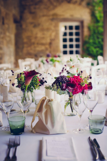 Un mariage coloré à l'Abbaye de Camon - Toulouse - A découvrir sur le blog mariage www.lamarieeauxepidsnus.com - Photos : Floriane Caux