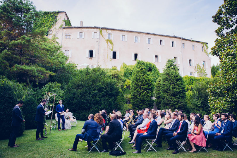 Un mariage coloré à l'Abbaye de Camon - Toulouse - A découvrir sur le blog mariage www.lamarieeauxepidsnus.com - Photos : Floriane Caux