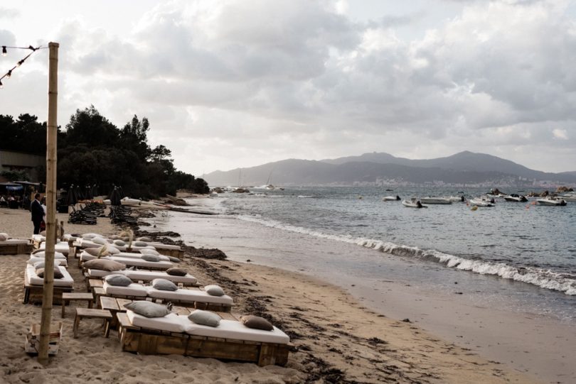 Un mariage sur une plage en Corse - Photos : Julien Navarre - Blog mariage : La mariée aux pieds nus