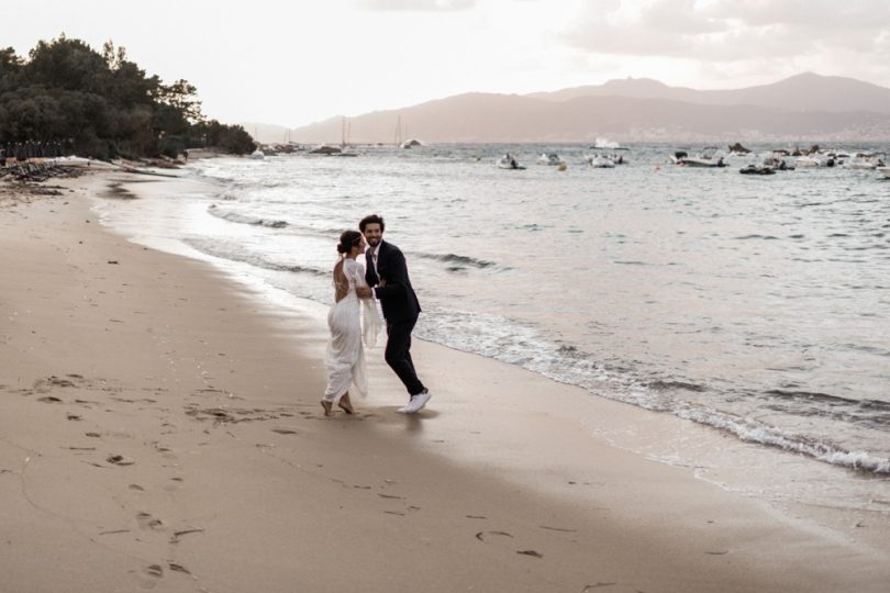 Un mariage sur une plage en Corse - Photos : Julien Navarre - Blog mariage : La mariée aux pieds nus