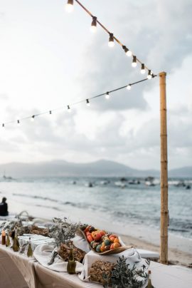 Un mariage sur une plage en Corse - Photos : Julien Navarre - Blog mariage : La mariée aux pieds nus
