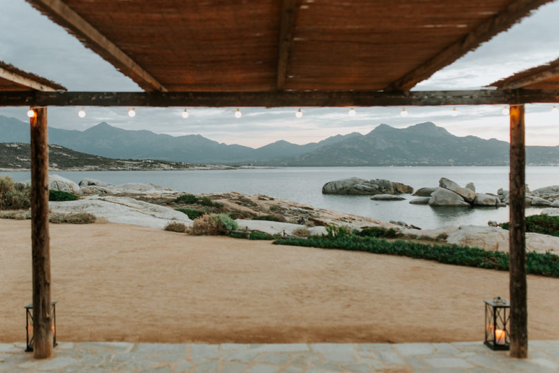 Un mariage coloré en Corse - A découvrir sur le blog mariage www.lamarieeauxpiedsnus.com - Photos : Karimage